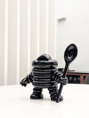 Escultura SÓMA, 2026 de Juan Díaz-Faes para Cenador de Amós, pieza en resina con acabado brillante de edición limitada.