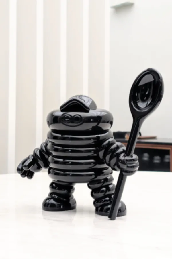 SÓMA Sculpture, 2026 by Juan Díaz-Faes for Cenador de Amós, a limited edition resin piece with a glossy finish.