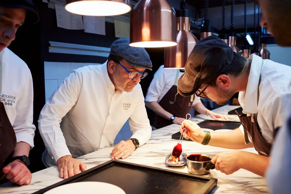 Jesús Sánchez trabajando con su equipo en la cocina de Cenador de Amós